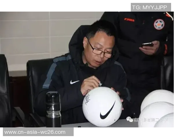 足球裁判陈楠的执法之路与职业生涯的精彩瞬间回顾